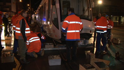 Laub in Weiche? Straßenbahn aus Schiene gesprungen