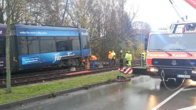 Kanaldeckel auf Gleise – Polizei sucht nach Straßenbahn-Unfall Zeugen