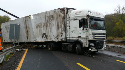 LKW mit Fisch beladen kommt von der A7 ab