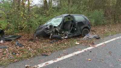 A49: Frontal gegen Baum – 25-jähriger stirbt beim Unfall