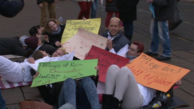 Flashmob am Königsplatz – Die Pflege liegt am Boden