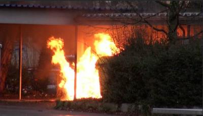Mülltonnenbrand drohte auf ehemalige Schule überzugreifen