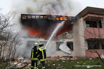 Wohnhausbrand nach Explosion – PKW mit Gasflasche im Vollbrand