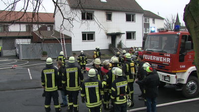 Einsatzkräfte bei Wohnhausbrand verletzt – 11 Verletzte