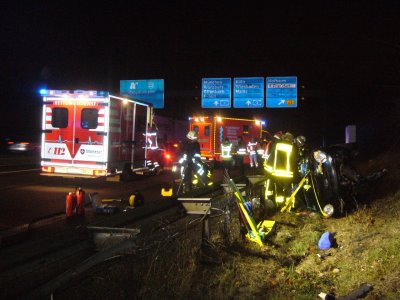 Fahrzeug überschlägt sich auf der A5