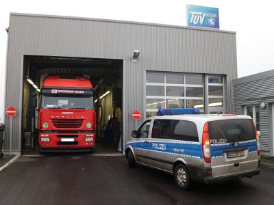 Polizei zieht „Schrott“- LKW aus dem Verkehr