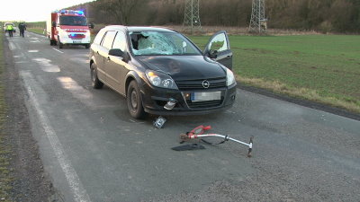 PKW erfasst 19-jährigen auf Kickboard