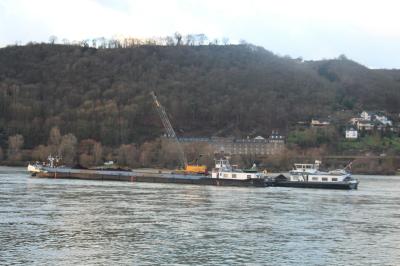 Rhein nach Havaritem Schiff wieder frei – Ein Verletzter