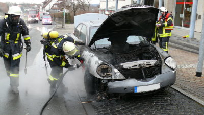Gasbetriebenes Auto fängt Feuer – Totalschaden