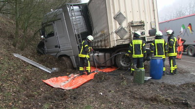 A44: LKW kommt von der Fahrbahn ab