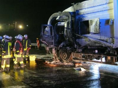 Müllfahrzeug auf A 661 ausgebrannt