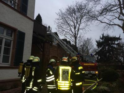 Dachstuhlbrand in Hattersheim – 100 Einsatzkräfte im Einsatz
