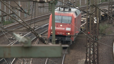 Frau fällt auf Gleise – Jäger rettet 79-jährige