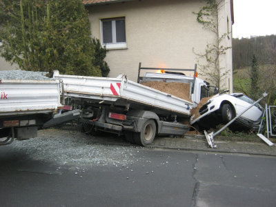 LKW durchbricht Hauswand in Südhessen