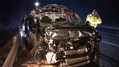LKW mit Stahlträgern – Caddy fährt auf Sattelzug auf