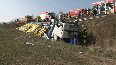 LKW-Unfall nach Reifenplatzer – Fahrer unverletzt aus zerstörtem Führerhaus gerettet