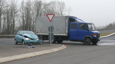 PKW mit LKW kollidiert – 69-jährige schwer verletzt