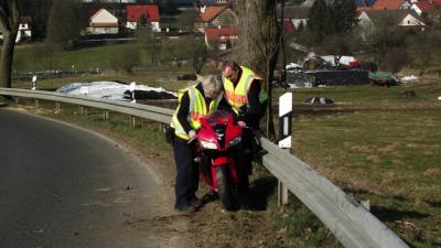 Motorradfahrer krachte in Linkskurve gegen Schutzplanke