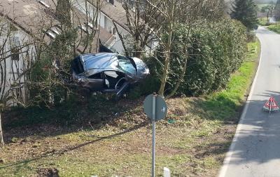 PKW landet in Hecke – Schwerer Unfall am Faschingssonntag