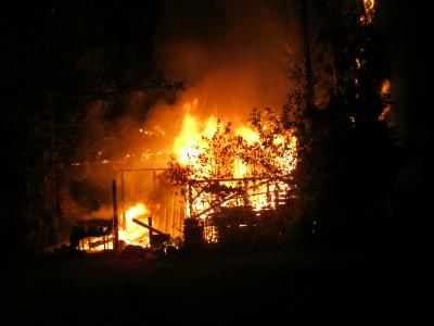120 Quadratmeter großes Gartenhaus im Vollbrand