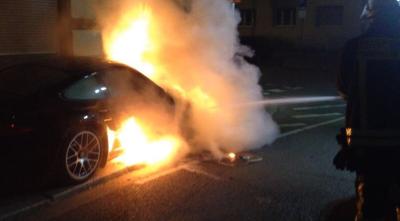 Porsche 911 im Vollbrand – Polizei sucht Brandstifter