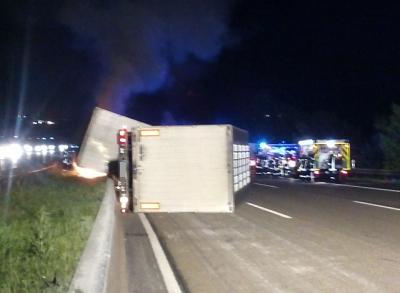 Tiertransporter mit Enten auf A7 verunglückt – Vollsperrung