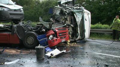 Fahrerhaus reißt bei Unfall ab – A7 voll gesperrt