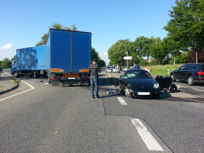 LKW übersieht Porsche – 60.000 Euro Sachschaden