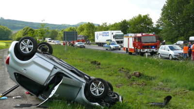 PKW kommt von der A44 ab – Fahrer schwer verletzt