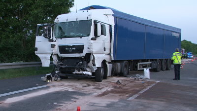 A44: LKW-Auffahrunfall – Zwei Verletzte