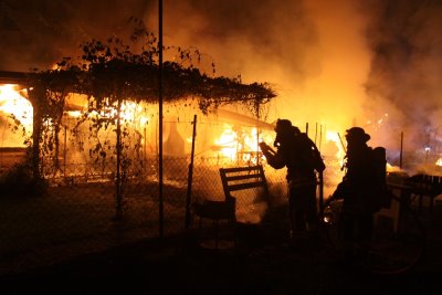 Sossenheim – Drei Gartenhütten in Vollbrand