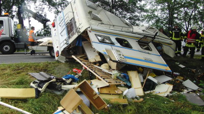 B 254: Wohnmobil frontal gegen Baum