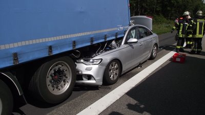 A7 – Audi rast ungebremst unter Sattelauflieger