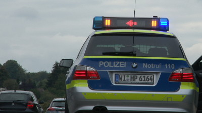 A44: 3,5 Tonner mit Anhänger verliert Auto und Motorrad