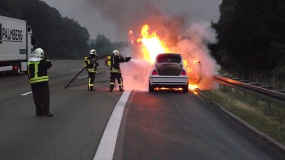 BMW auf der Autobahn völlig ausgebrannt
