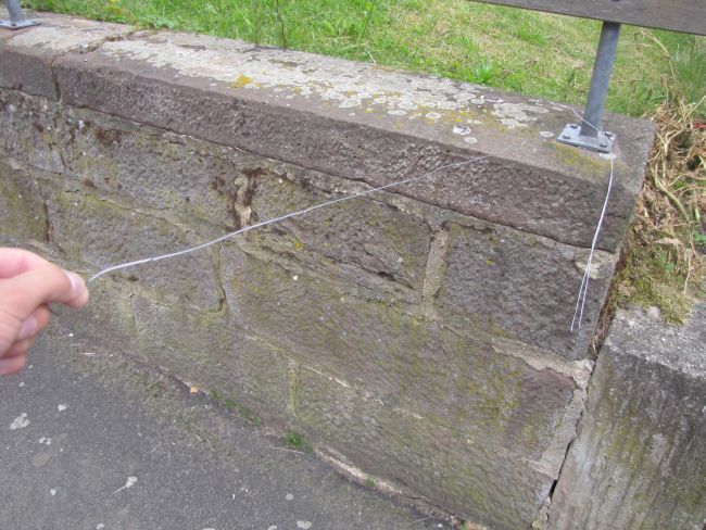 Unbekannte spannten Draht über Straße – Zeugen gesucht