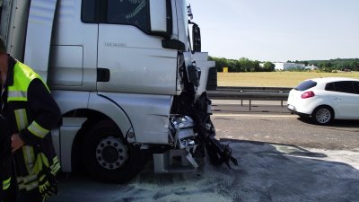 A5: Schwerer LKW-Unfall am Stauende – Fahrer eingeklemmt