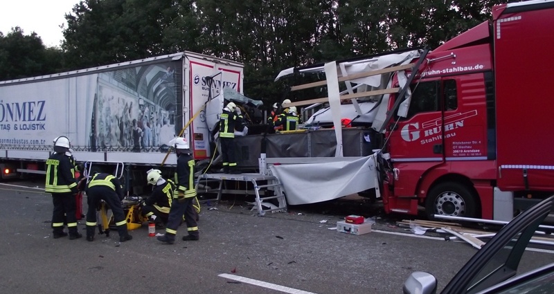 Stauende: 7,5 Tonner zwischen zwei Sattelzügen eingeklemmt