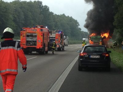 A44: Linienbus auf Überführungsfahrt ausgebrannt