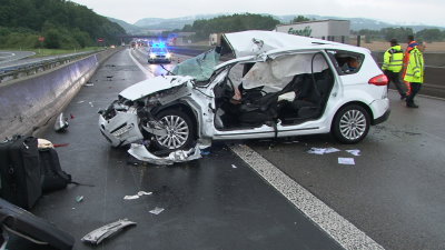 Tödlicher Unfall auf A 44 – PKW fuhr auf LKW auf