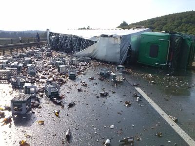 LKW mit Bierkisten beladen kippt auf A44 um