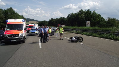 Motorradunfall: Vater und Sohn auf A7 schwer verletzt