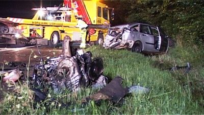 PKW bei Unfall auf der Autobahn zerfetzt