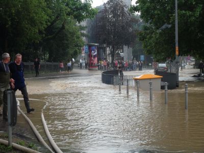 Großeinsatz – Wiesbadener Innenstadt nach Unwetter unter Wasser