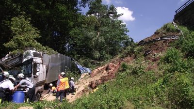 A4: Getreidelaster durchbrach Schutzplanke und stürzte Abhang hinunter