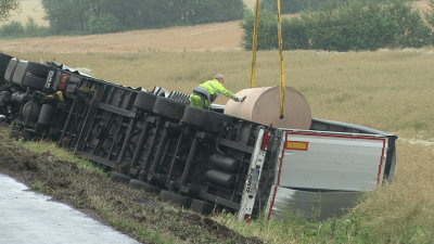 A44 – LKW mit Papierrollen umgekippt