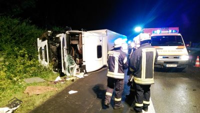 Joghurt-LKW auf A5 umgekippt