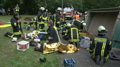 ÜBUNG – Mehrere Verletzte beim Festumzug in Baunatal