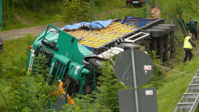 A44: LKW mit 7.500 Hühnern umgekippt – Stundenlange Vollsperrung