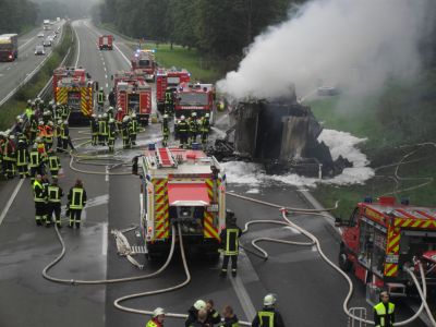 A44: PKW rast unter Auflieger und brennt aus – Fahrer tot
